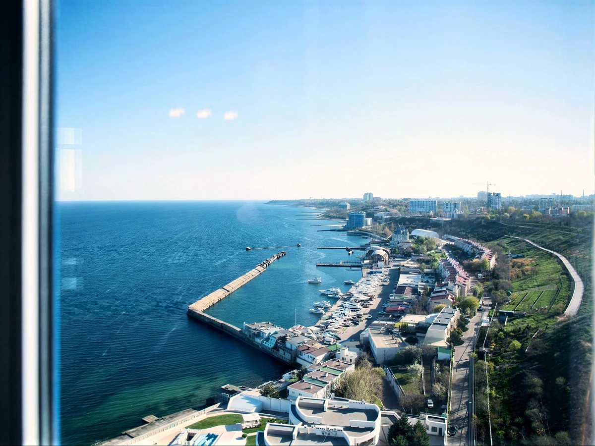 Панорамний вид на Чорне море та узбережжя Аркадії